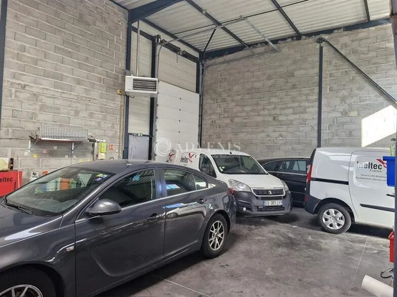 Flex in Vénissieux for lease - Interior Photo - Image 2 of 9