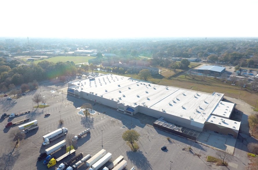 1229 NW Evangeline Trwy, Lafayette, LA for sale - Building Photo - Image 1 of 34