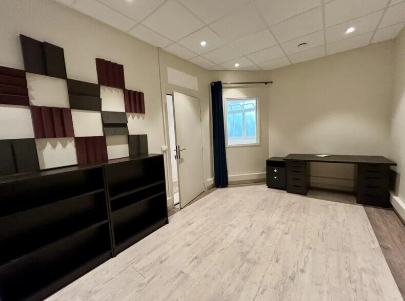 Office in Paris for lease - Building Photo - Image 3 of 6