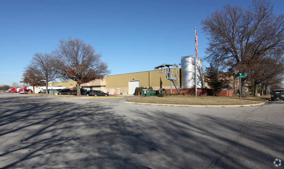 LENEXA INDUSTRIAL PORTFOLIO portfolio of 4 properties for sale on LoopNet.com - Primary Photo - Image 1 of 4