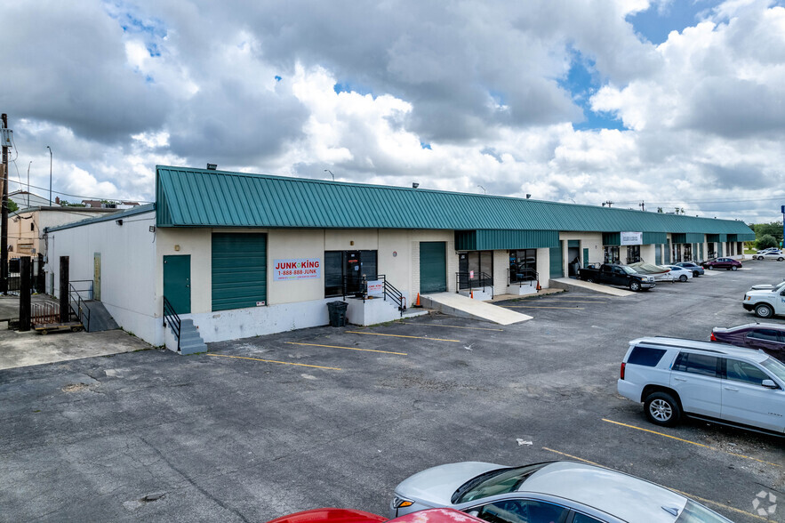 10415 Perrin Beitel Rd, San Antonio, TX for lease - Building Photo - Image 2 of 33