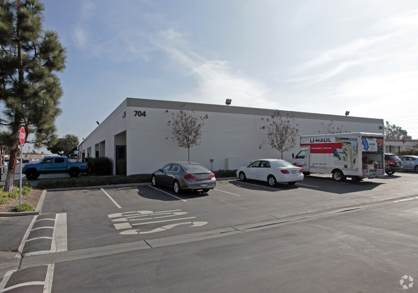 704 N Valley St, Anaheim, CA for lease - Building Photo - Image 3 of 15