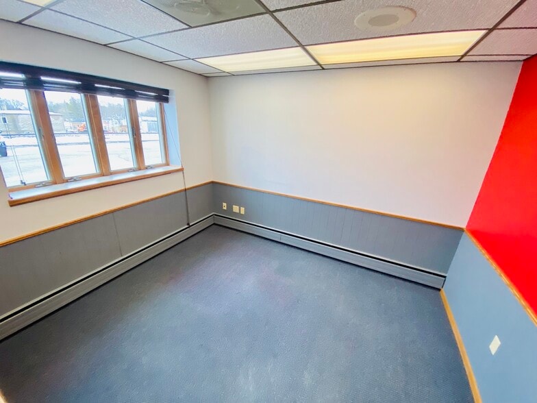 713 Railroad Ave, Lomira, WI for lease - Interior Photo - Image 3 of 9