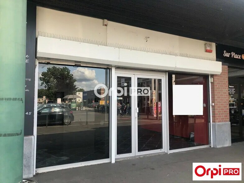 Retail in Loos for lease - Building Photo - Image 1 of 4