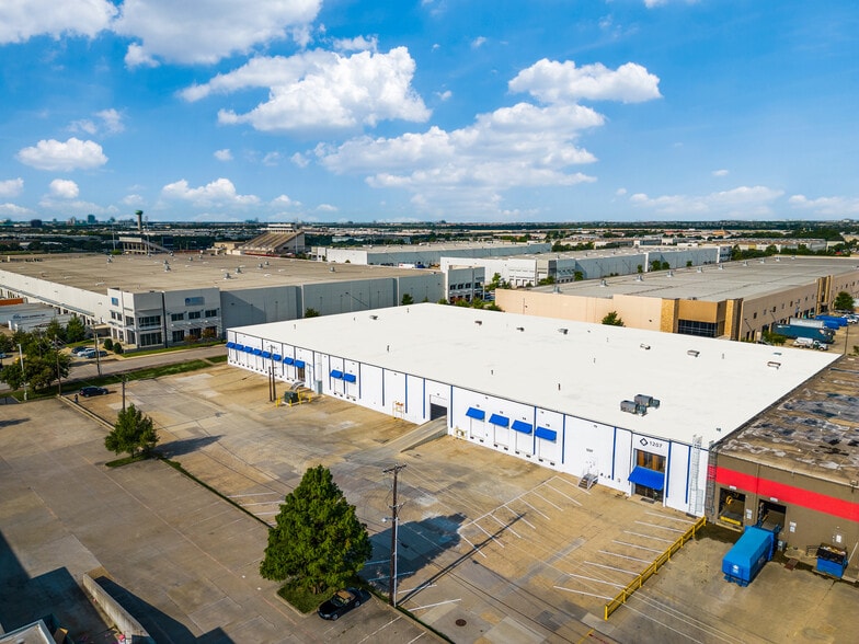 1207 W Crosby Rd, Carrollton, TX for lease - Building Photo - Image 3 of 18