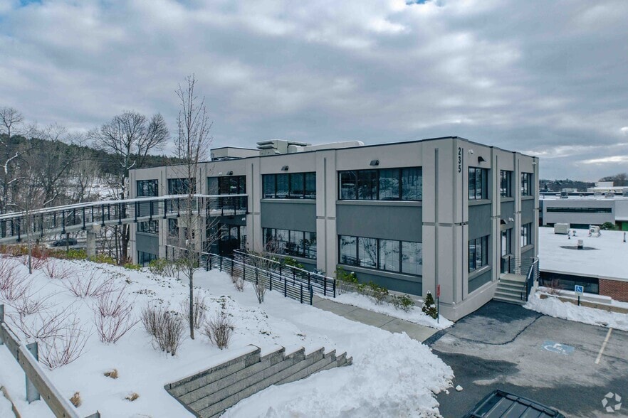 235 Bear Hill Rd, Waltham, MA for sale - Primary Photo - Image 1 of 1