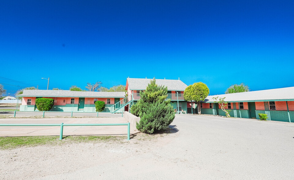 1104 W 3rd St, Big Spring, TX for sale - Primary Photo - Image 1 of 72