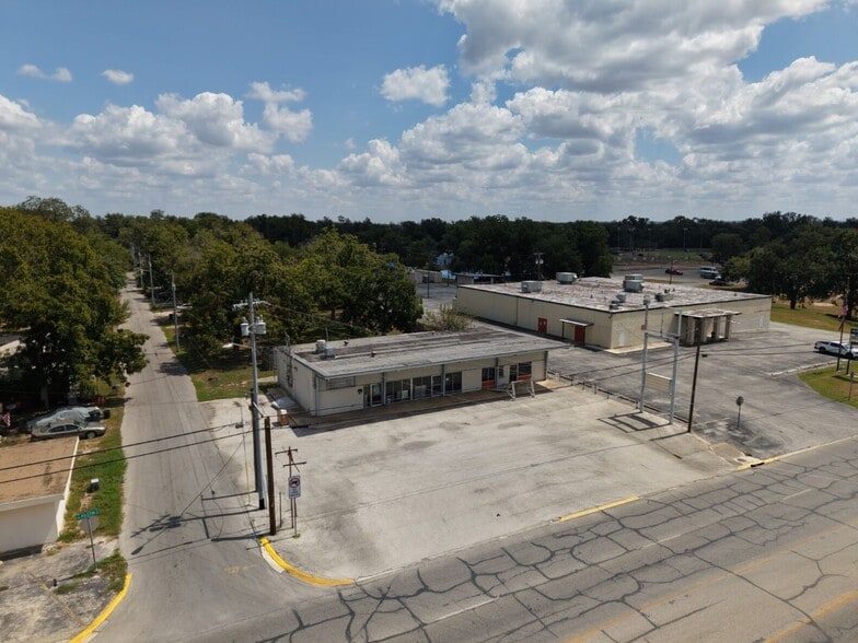 1007 S Guadalupe St, Seguin, TX for lease - Building Photo - Image 2 of 11