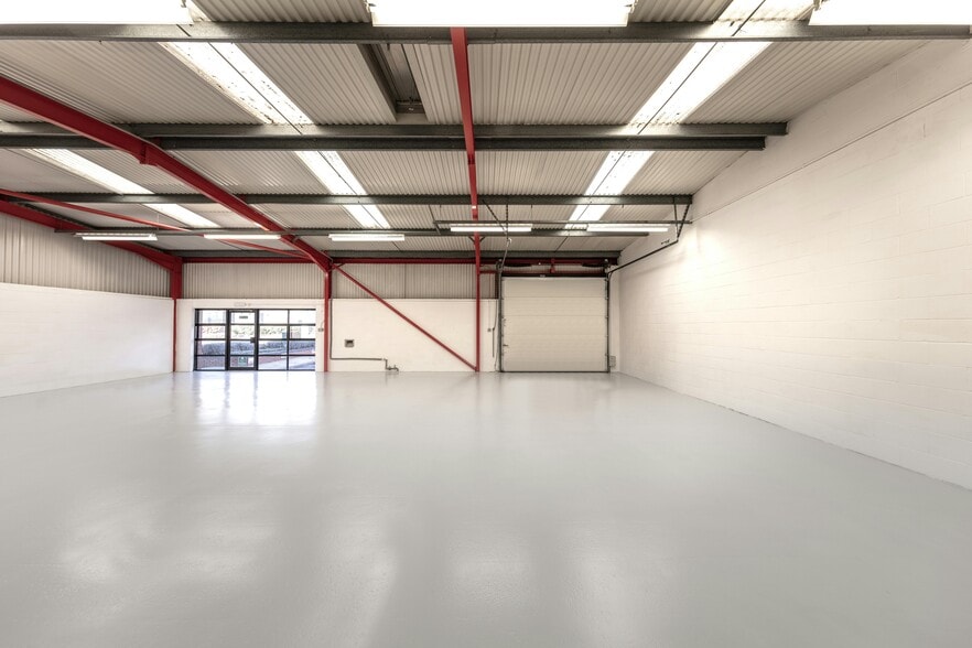 267 Argyll Av, Slough for lease - Interior Photo - Image 3 of 11