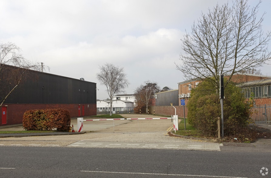 Old Brighton Rd, Lowfield Heath for lease - Building Photo - Image 2 of 5