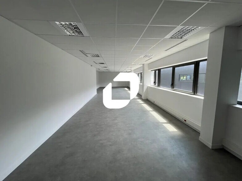 Office in Oignies for lease - Building Photo - Image 2 of 17