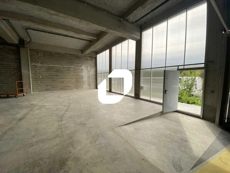 Flex in Bordeaux for lease - Interior Photo - Image 3 of 5