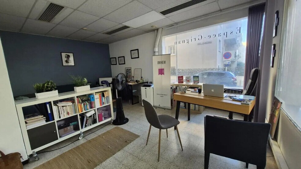 Retail in Toulon for lease - Building Photo - Image 2 of 4