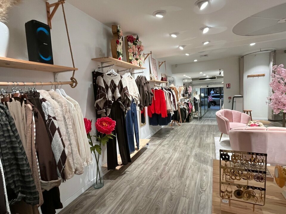 Retail in Vannes for lease Interior Photo- Image 1 of 4