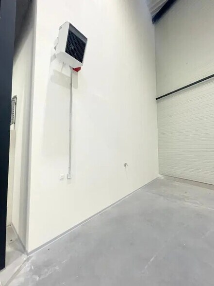 Flex in Osny for lease - Interior Photo - Image 3 of 10