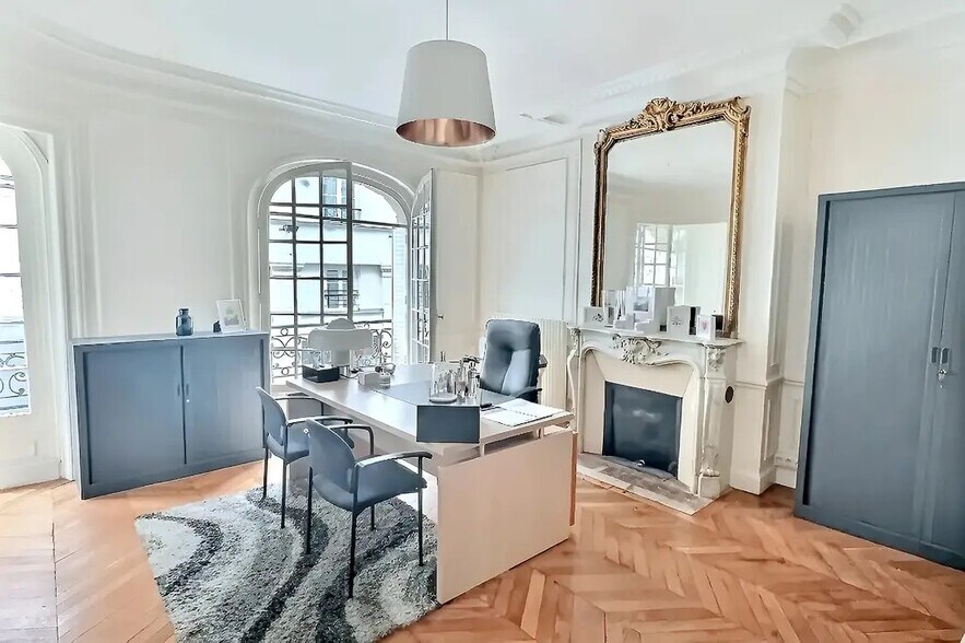 Office in Paris for lease - Interior Photo - Image 1 of 8