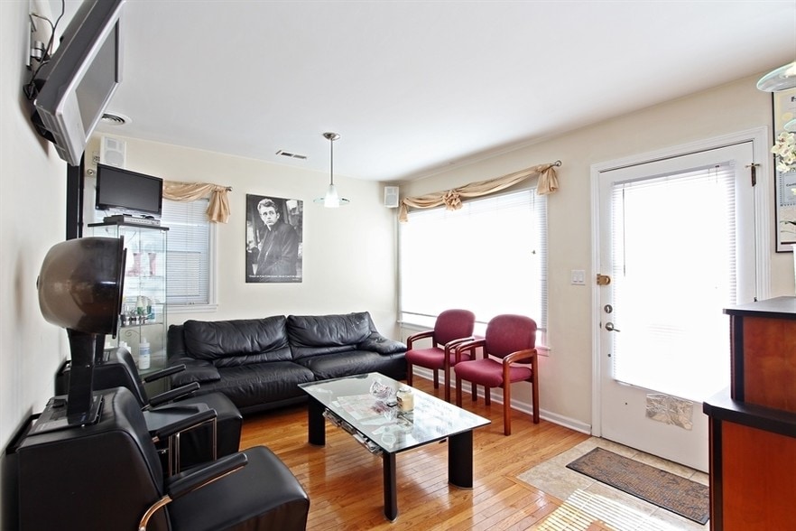 5728 W Higgins Ave, Chicago, IL for sale - Interior Photo - Image 3 of 12