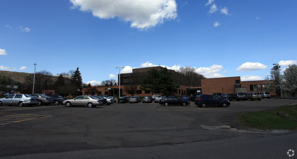 1010 Perimeter Rd W, Endicott, NY for lease - Primary Photo - Image 1 of 4