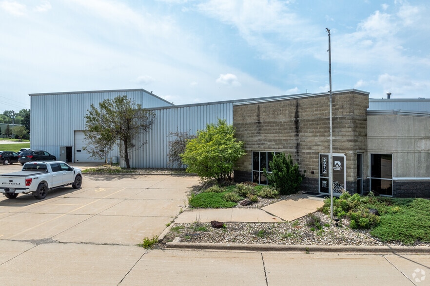 2975 Airline Cir, Waterloo, IA for lease - Building Photo - Image 2 of 6