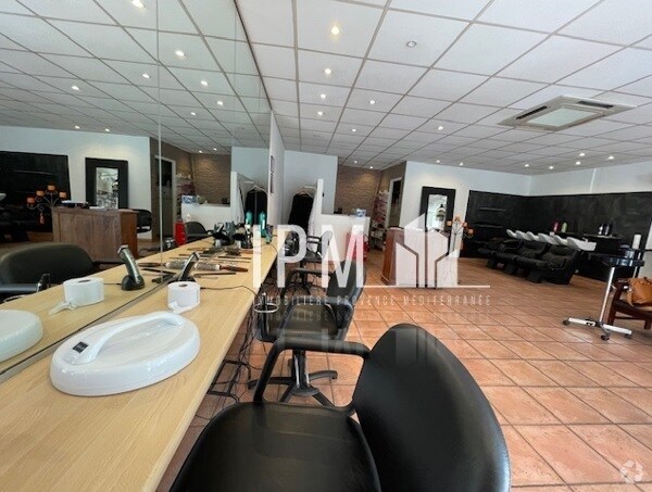 Retail in Marseille for lease - Interior Photo - Image 2 of 4
