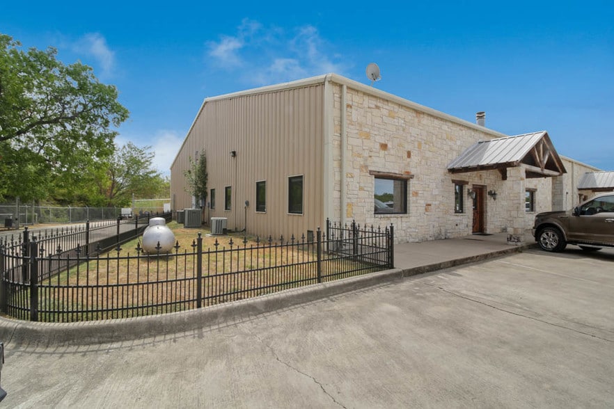 352 N Rudd St Burleson Tx 76028 Office Live Work Unit Property 9 600 Sf Office Building Offered At 1 100 000 In Burleson Tx
