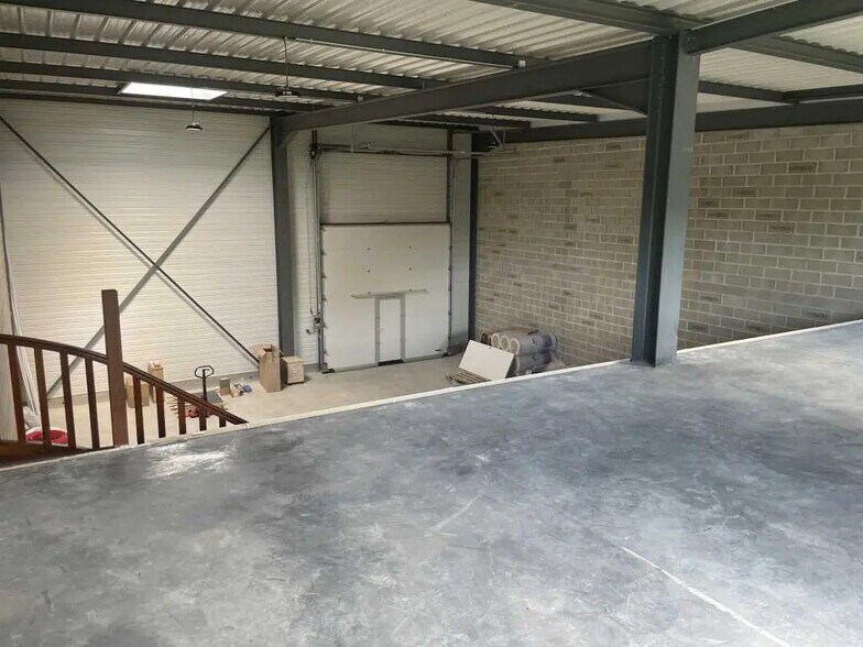 Office in Allonne for lease - Interior Photo - Image 3 of 11