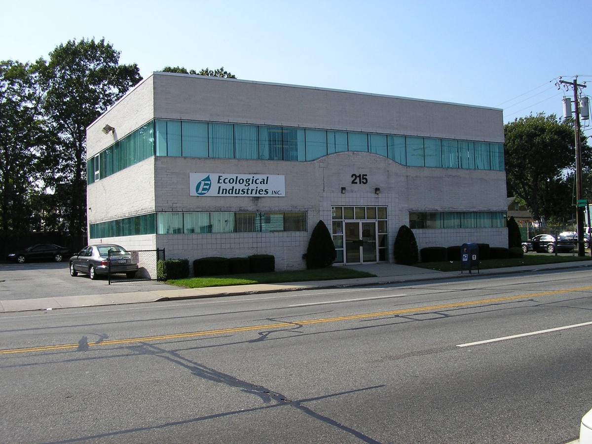 215 N Main St, Freeport, NY 11520