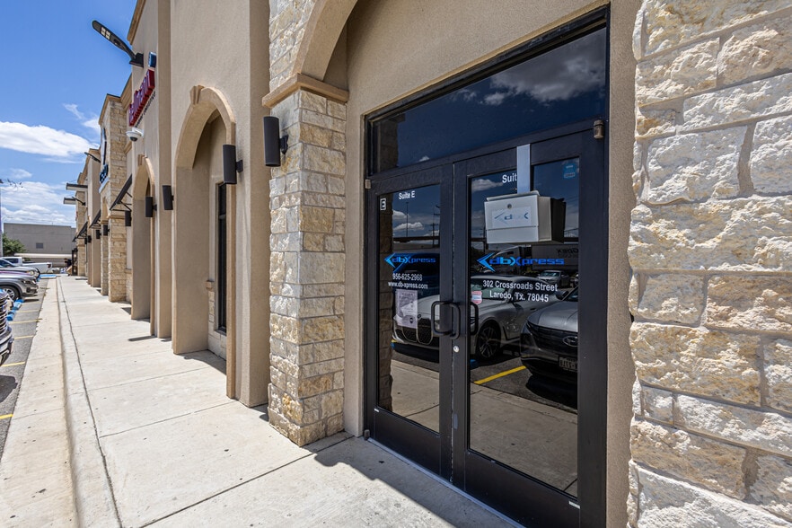302 Crossroads St, Laredo, TX for lease - Building Photo - Image 3 of 32
