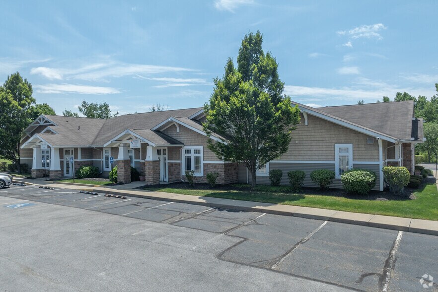 28 Conservatory Dr, Barberton, OH for sale - Building Photo - Image 1 of 1