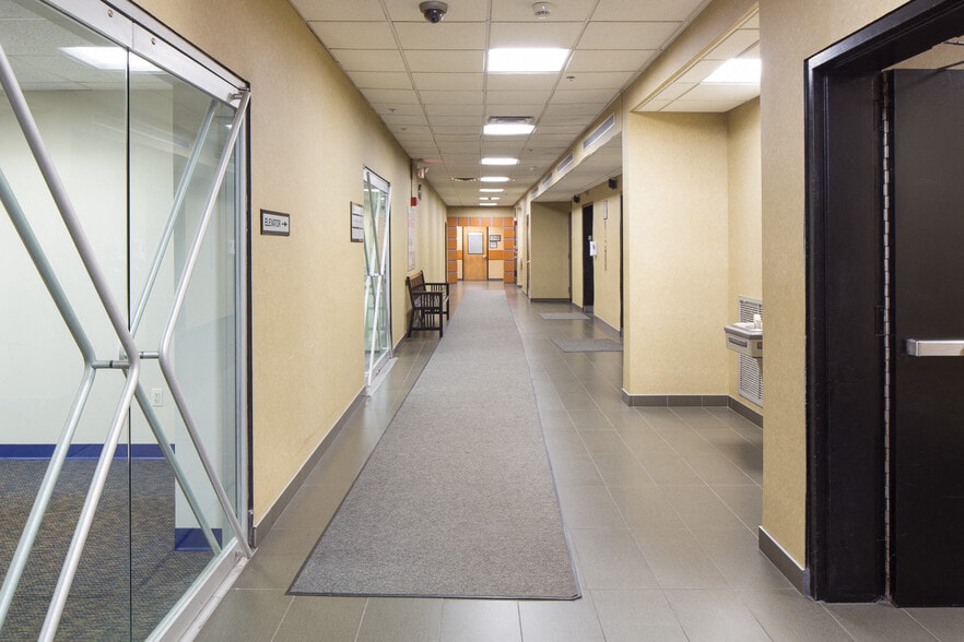 444 Merrick Rd, Lynbrook, NY for lease - Interior Photo - Image 2 of 6