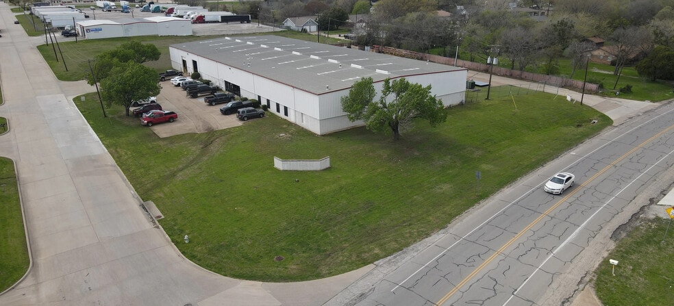 300 Industrial Blvd, Mansfield, TX for lease - Building Photo - Image 2 of 18