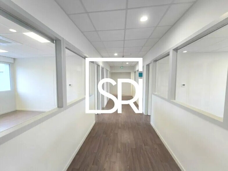 Office in Cournon-d'Auvergne for lease - Interior Photo - Image 2 of 10