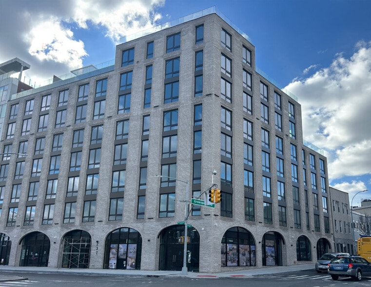210 Greenpoint Ave, Brooklyn, NY for lease - Building Photo - Image 1 of 2