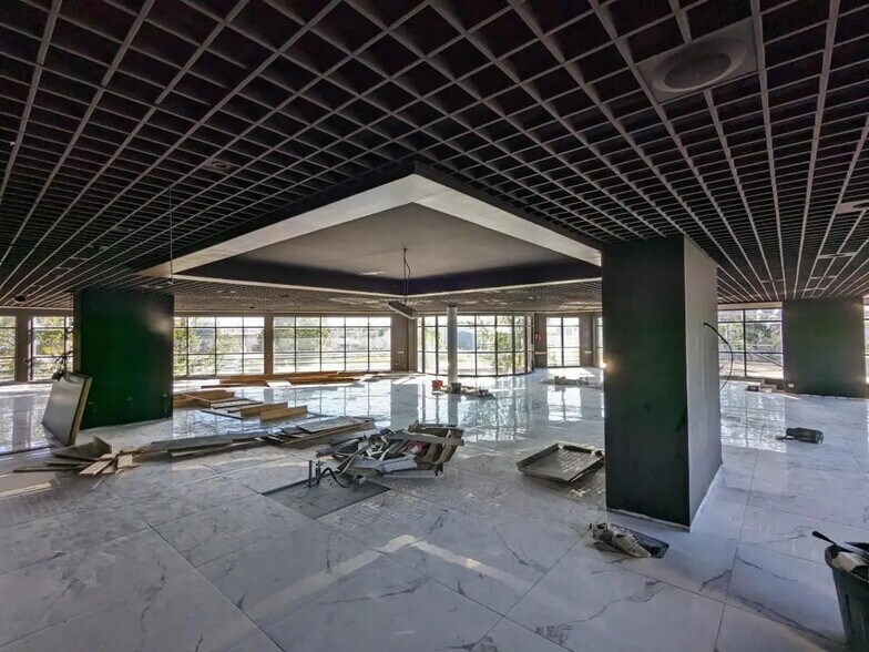 Retail in Bron for lease - Interior Photo - Image 3 of 10