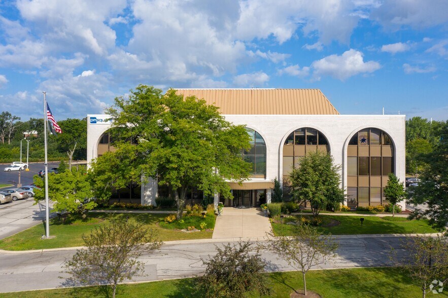 2100 Clearwater Dr, Oak Brook, IL for lease - Building Photo - Image 2 of 10