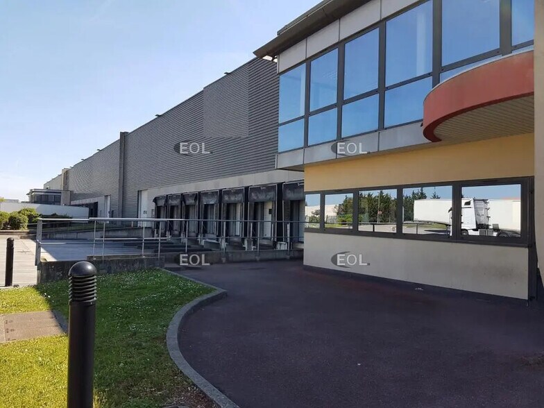 Industrial in Genas for lease - Building Photo - Image 1 of 4