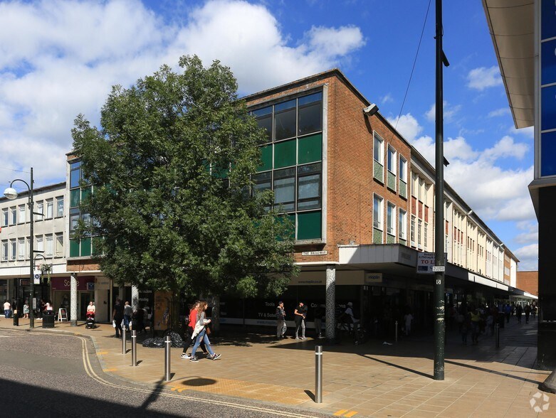 1-3 Queens Sq, Crawley for sale - Primary Photo - Image 1 of 1