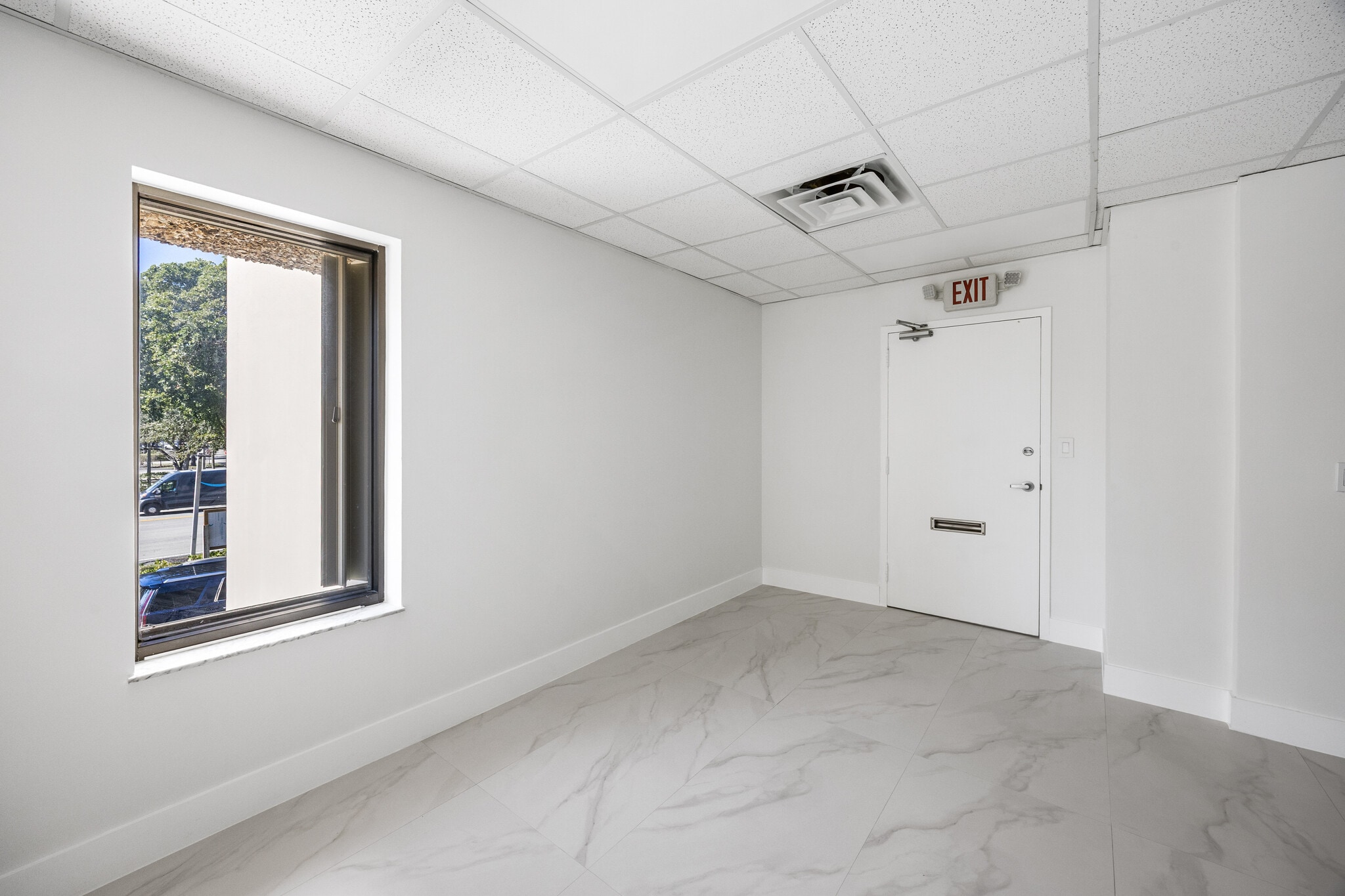 150 NW 70th Ave, Plantation, FL for lease Interior Photo- Image 1 of 9