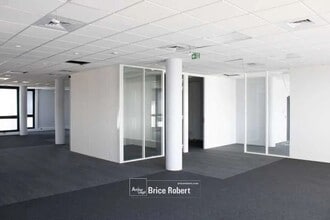 Office in Villeurbanne for lease Interior Photo- Image 1 of 5