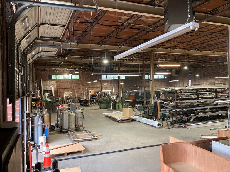 979 Donnelly Ave SW, Atlanta, GA for sale - Interior Photo - Image 2 of 15