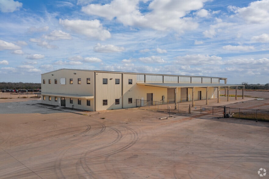206 Oil Rd, Pleasanton, TX for lease - Primary Photo - Image 1 of 9