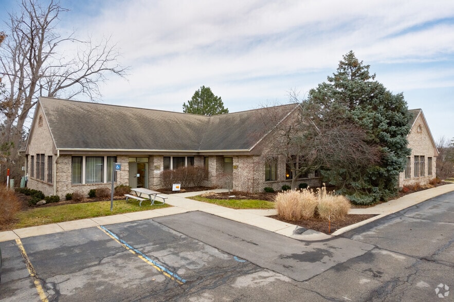 2364 Woodlake Dr, Okemos, MI for lease - Primary Photo - Image 1 of 5