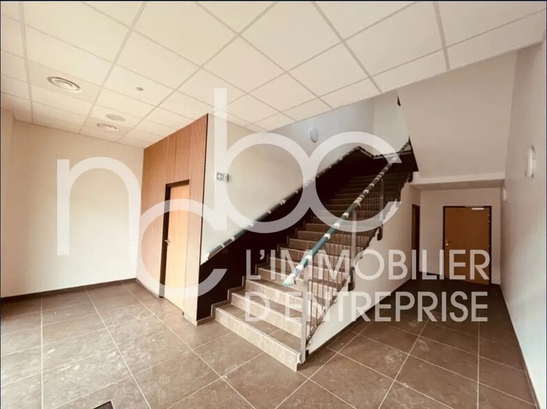 Flex in Saint-Priest for lease - Building Photo - Image 3 of 34