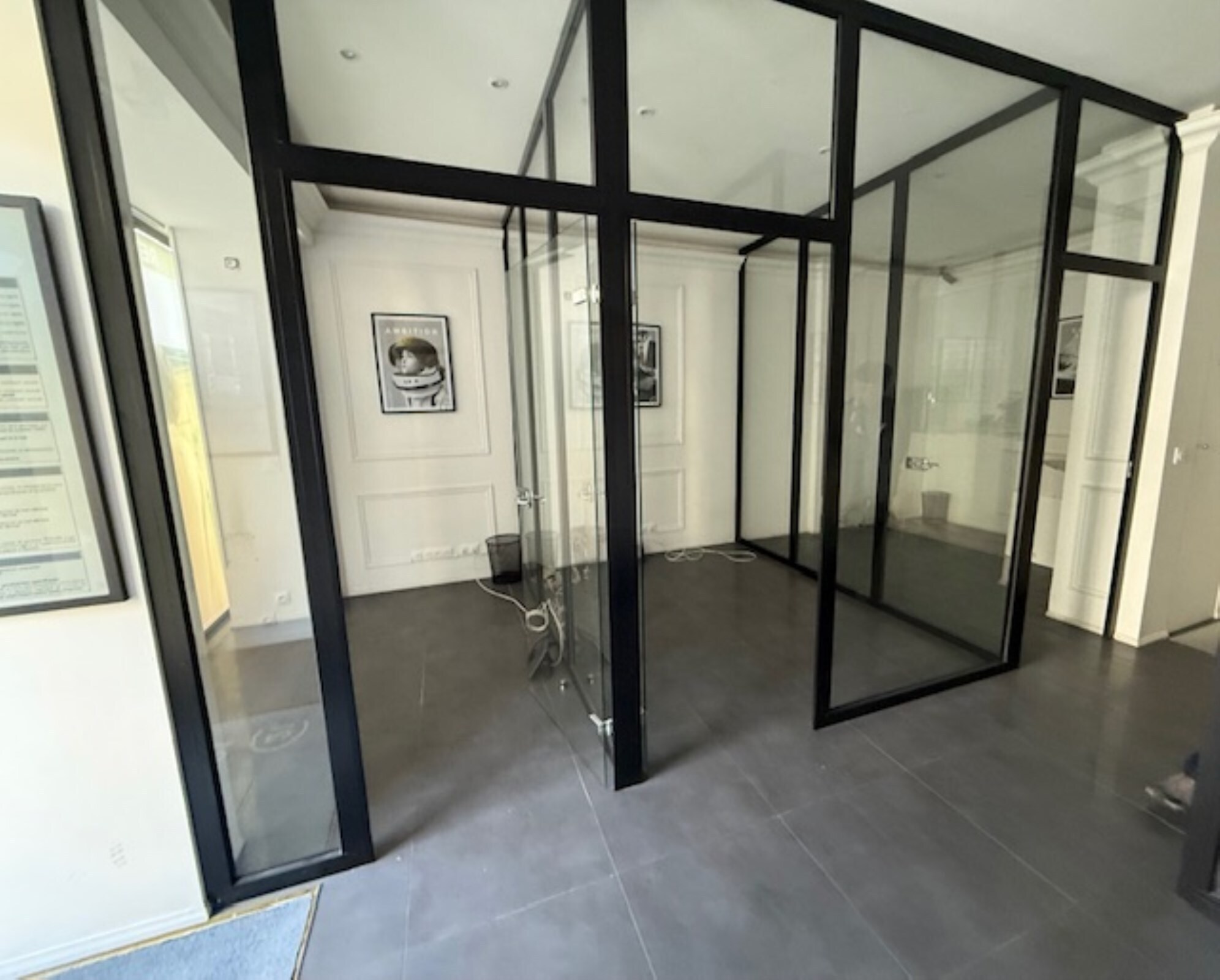 Retail in Paris for sale Building Photo- Image 1 of 3