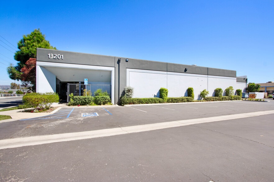 13201 Barton Cir, Santa Fe Springs, CA for lease - Primary Photo - Image 1 of 13