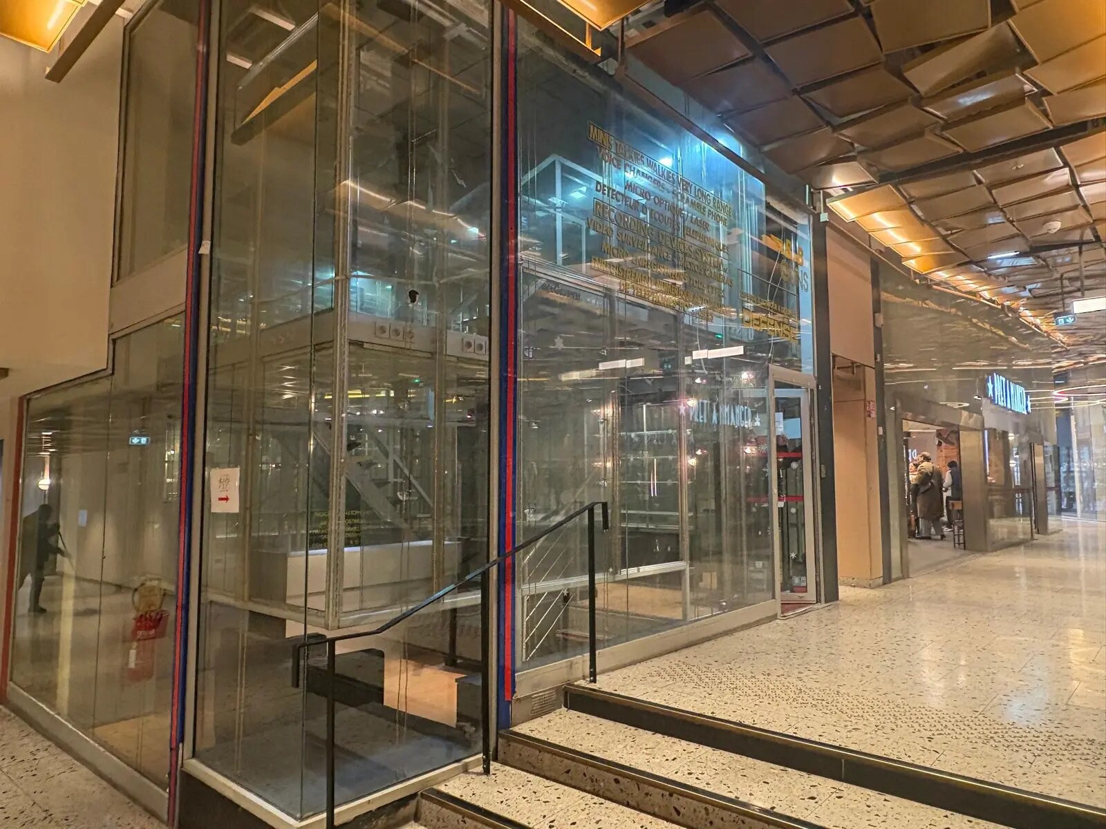 Retail in Paris for lease Lobby- Image 1 of 7