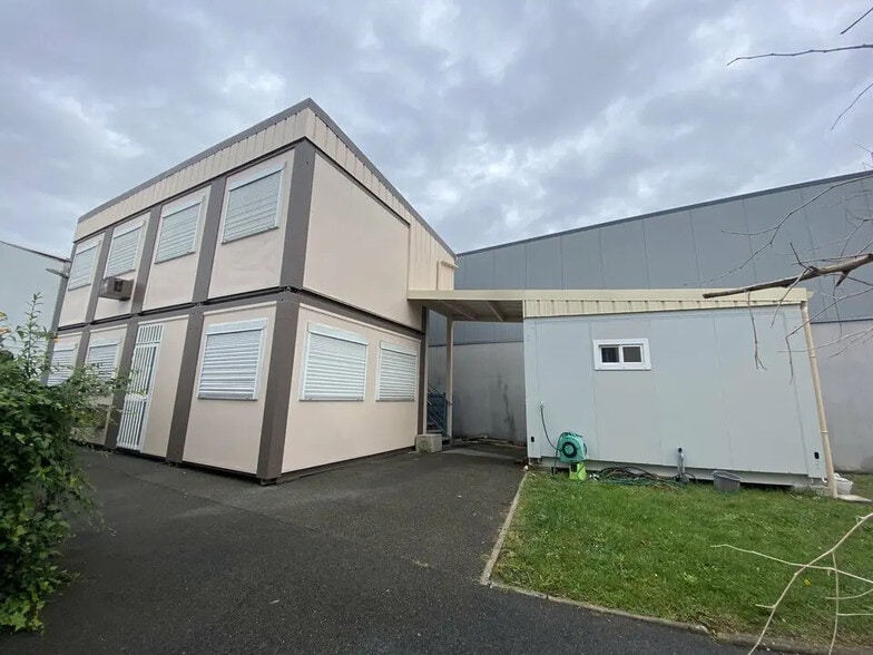 Office in Pantin for lease - Building Photo - Image 2 of 5