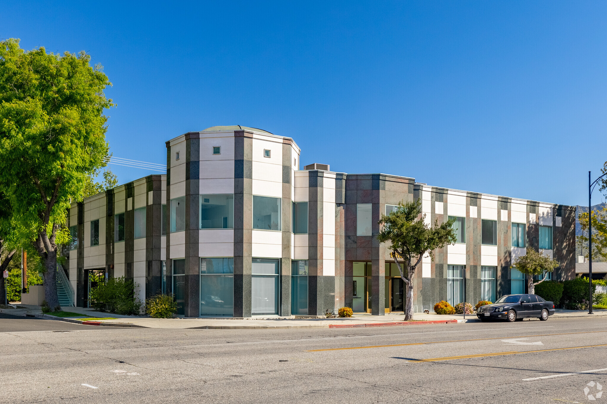 1415 W Magnolia Blvd, Burbank, CA for sale Primary Photo- Image 1 of 1