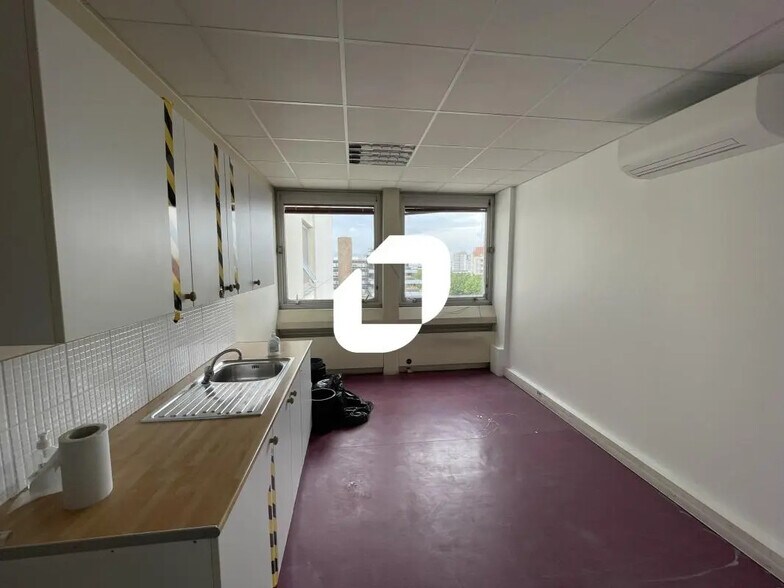 Flex in Créteil for lease - Interior Photo - Image 3 of 8