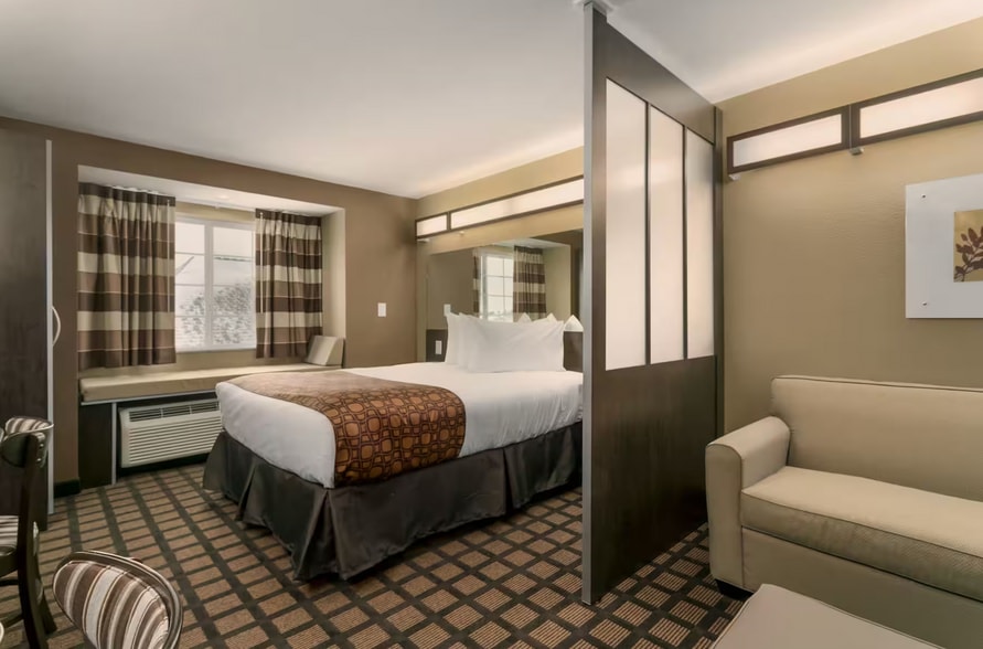 414 37th Ave SW, Minot, ND for sale - Interior Photo - Image 2 of 3